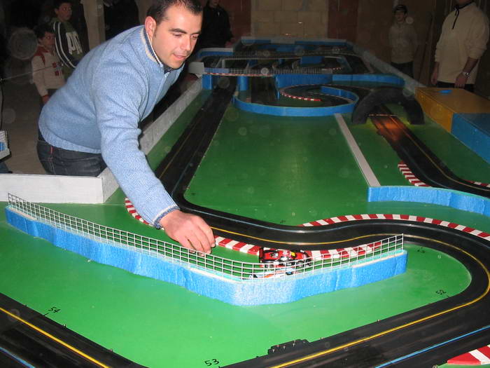 un commissario di pista in azione